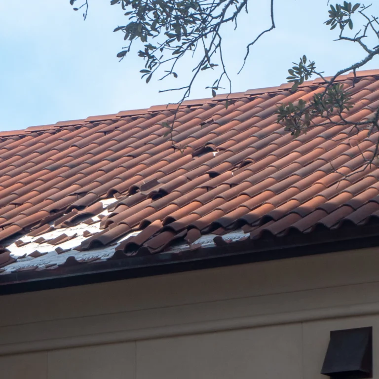 Couvreur tuile casse suite imtemperies – couvreur Barjols