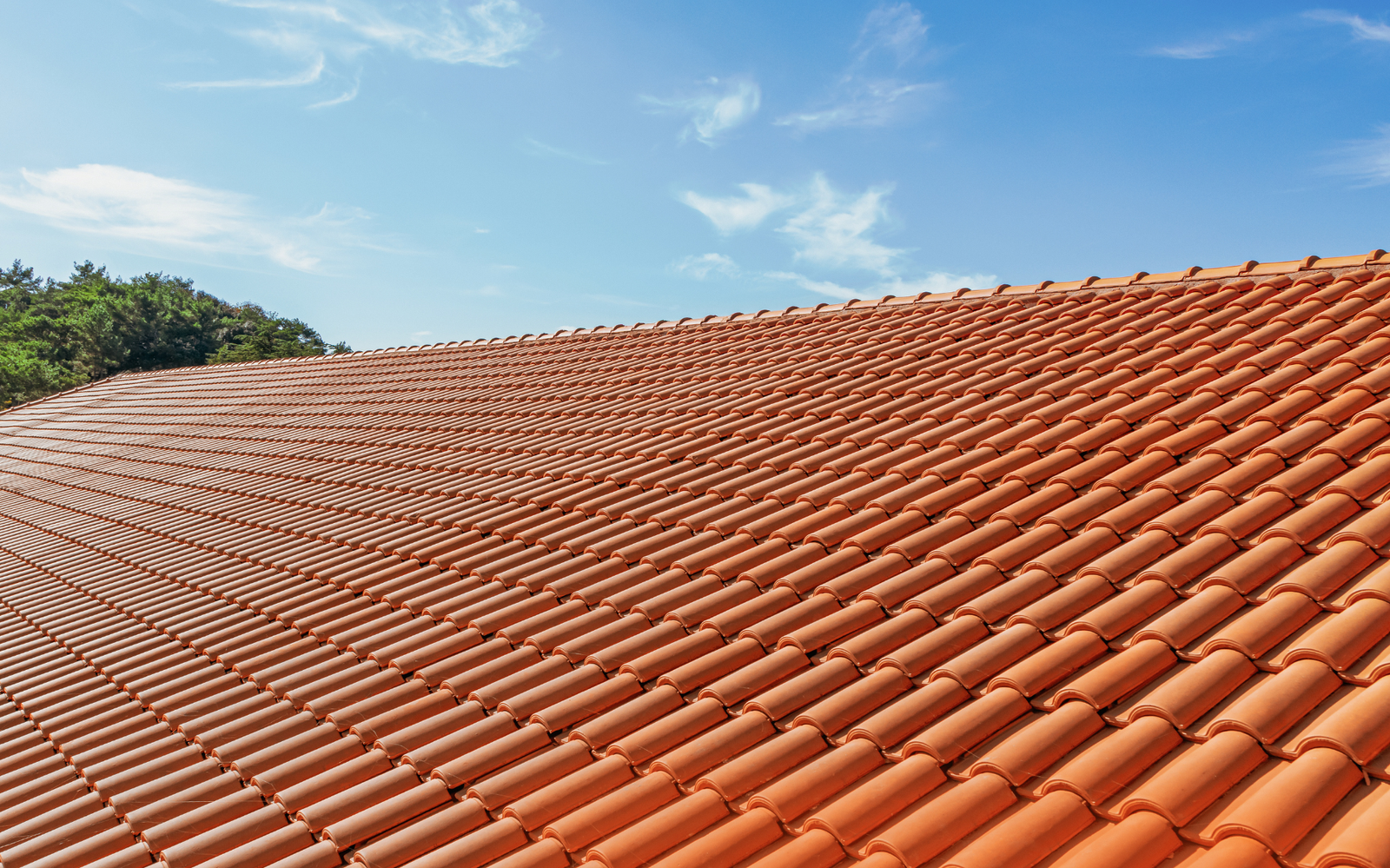 Toiture en tuiles rénovée par un couvreur à Barjols